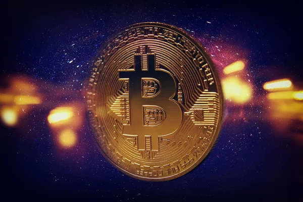 Bitcoin dorado sobre fondo oscuro. Concepto de criptomoneda virtual y empresarial . — Foto de Stock