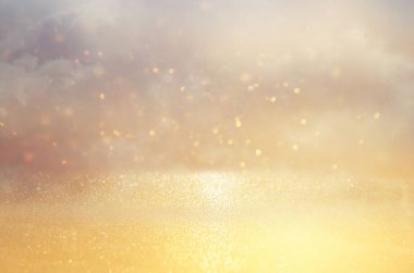 Glitter vintage ışıklar arka plan. Altın ve gümüş. odaklı de.