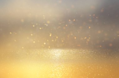 Glitter vintage ışıklar arka plan. Altın ve gümüş. odaklı de.