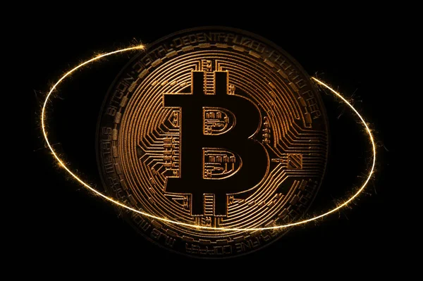 Goldener Bitcoin vor dunklem Hintergrund. Geschäfts- und virtuelles Kryptowährungskonzept. — Stockfoto