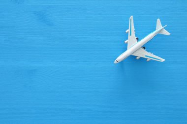 Mavi ahşap arka plan üzerinde oyuncak uçak fotoğrafı Üstten Görünüm.