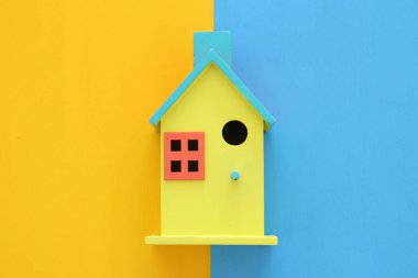 Üstten Görünüm görüntüsünü çift renkli arka plan üzerinde renkli ev modeli. Emlak kavramı.