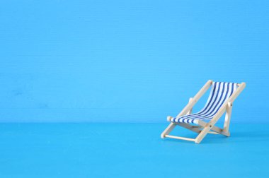 plaj sandalye üzerinde mavi arka plan görüntü.