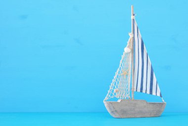 yelkenli tekne üzerinde mavi arka plan ile deniz kavramı.