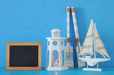 Beyaz dekoratif Fener Fener, woode ile deniz kavramı