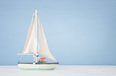 yelkenli tekne üzerinde mavi arka plan ile deniz kavramı.