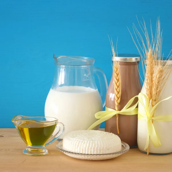 Imagem de produtos lácteos sobre fundo de madeira. Símbolos de férias judaicas - Shavuot . — Fotografia de Stock