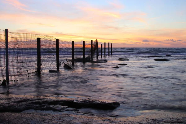 Hintergrund von Strand und Meer bei Sonnenuntergang Farben. — Stockfoto