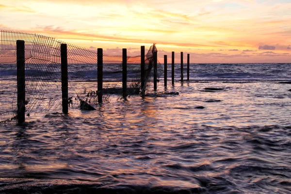 Hintergrund von Strand und Meer bei Sonnenuntergang Farben. — Stockfoto