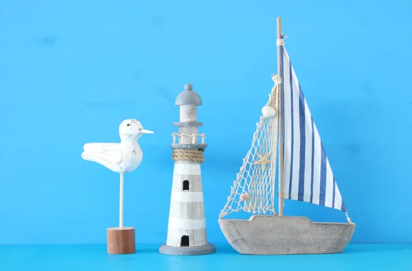 Concetto nautico con bianco decorativo gabbiano uccello, allegro, e remi barca su sfondo blu . — Foto Stock