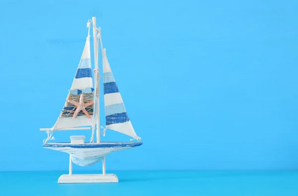 Nautisches Konzept mit Segelboot vor blauem Hintergrund. — Stockfoto