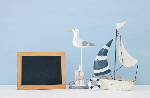 흰색 장식 갈매기 새, 빈 칠판 복사 공간과 나무 푸른 배경 위에 보트 항해 개념. — 스톡 사진