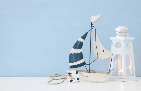 Морське концептуальне зображення з білим човном і маяком на світло-блакитному фоні . — стокове фото