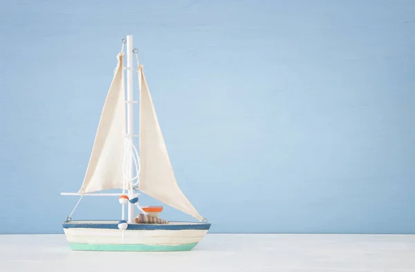 航海概念与风帆小船在蓝色背景下. — 图库照片
