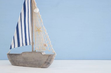 yelkenli tekne üzerinde mavi arka plan ile deniz kavramı.