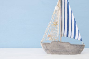 yelkenli tekne üzerinde mavi arka plan ile deniz kavramı.