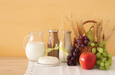 süt ürünleri ve meyve ahşap masa üzerinde görüntü. Sembolleri Yahudi tatil - Shavuot.