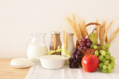süt ürünleri ve meyve ahşap masa üzerinde görüntü. Sembolleri Yahudi tatil - Shavuot.