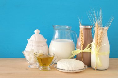 süt ve süt ürünleri üzerinde ahşap arka plan görüntüsü. Sembolleri Yahudi tatil - Shavuot.