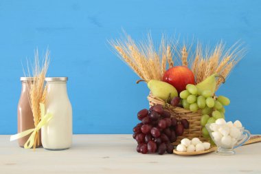 süt ürünleri ve meyve ahşap masa üzerinde görüntü. Sembolleri Yahudi tatil - Shavuot.