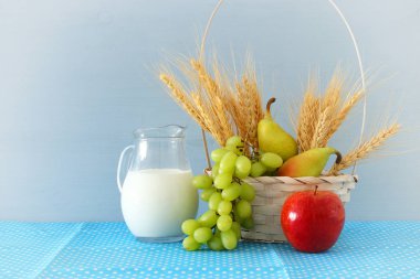 süt ürünleri ve meyve üzerinde ahşap arka plan görüntüsü. Sembolleri Yahudi tatil - Shavuot