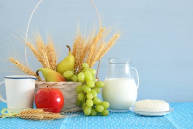 süt ürünleri ve meyve ahşap masa üzerinde görüntü. Sembolleri Yahudi tatil - Shavuot.
