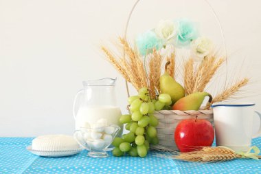 süt ürünleri ve meyve üzerinde ahşap arka plan görüntüsü. Sembolleri Yahudi tatil - Shavuot.