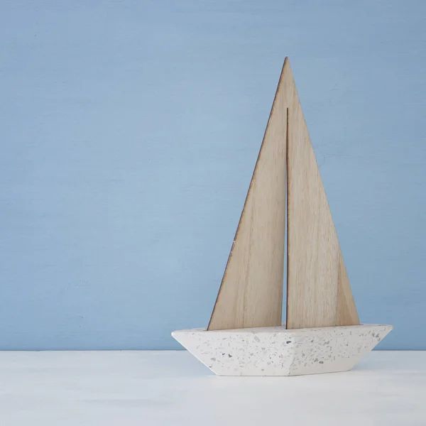 Nautiska koncept med segelbåt över Blå bakgrund. — Stockfoto