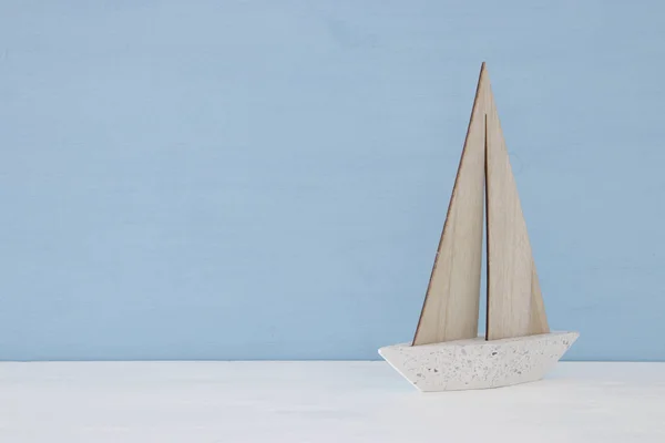 Nautische concept met zeilboot over blauwe achtergrond. — Stockfoto