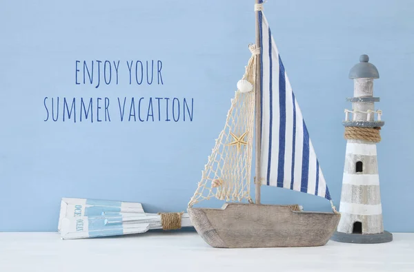Beyaz dekoratif fener, ahşap kürek ve tekne üzerinde mavi arka plan ile deniz kavramı. — Stok fotoğraf
