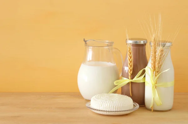 木製の背景に乳製品のイメージ。ユダヤ人の休日 - シャブオットのシンボル. — ストック写真