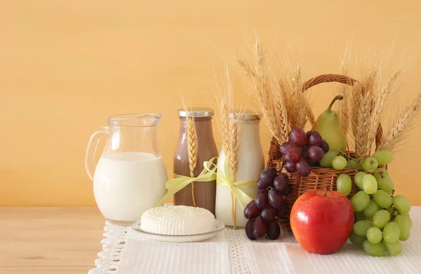 Imagem de produtos lácteos e frutas sobre mesa de madeira. Símbolos de férias judaicas - Shavuot . — Fotografia de Stock