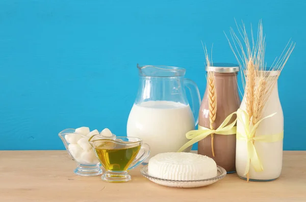 Imagen de los productos lácteos sobre fondo de madera. Símbolos de la fiesta judía - Shavuot . —  Fotos de Stock
