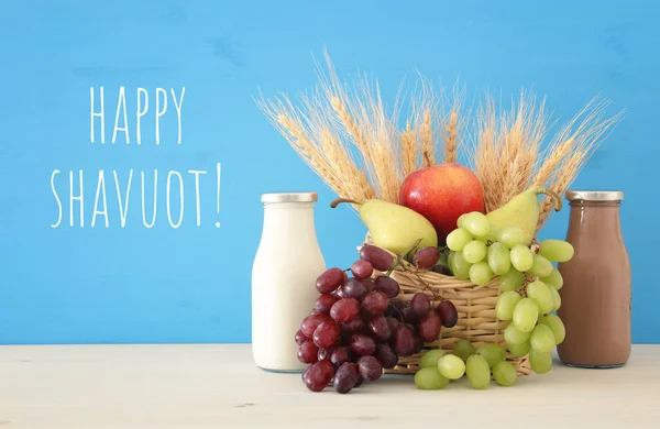 Süt ürünleri ve meyve üzerinde ahşap arka plan görüntüsü. Sembolleri Yahudi tatil - Shavuot. — Stok fotoğraf