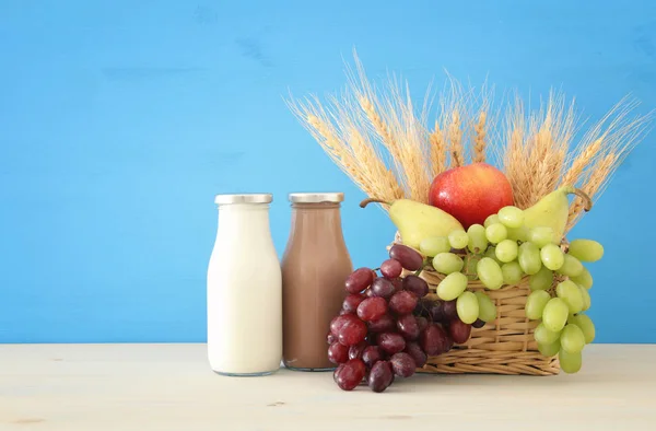 Süt ürünleri ve meyve üzerinde ahşap arka plan görüntüsü. Sembolleri Yahudi tatil - Shavuot. — Stok fotoğraf