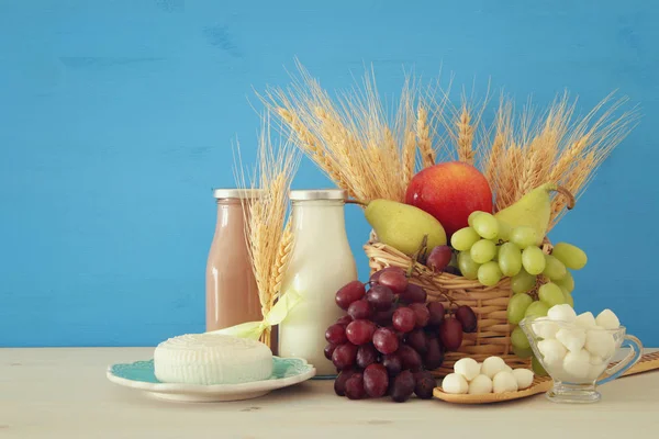 Süt ürünleri ve meyve ahşap masa üzerinde görüntü. Sembolleri Yahudi tatil - Shavuot. — Stok fotoğraf