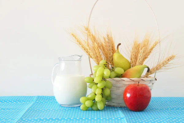Süt ve meyve ahşap masa üzerinde görüntü. Sembolleri Yahudi tatil - Shavuot. — Stok fotoğraf