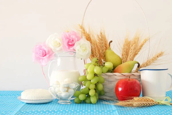 Afbeelding van melkproducten en fruit over houten achtergrond. Symbolen van Joodse vakantie - Sjavoeot (Wekenfeest). — Stockfoto