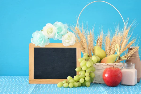 Afbeelding van melkproducten en fruit over houten tafel. Symbolen van Joodse vakantie - Sjavoeot (Wekenfeest). — Stockfoto