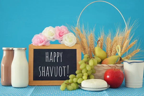 Afbeelding van melkproducten en fruit over houten tafel. Symbolen van Joodse vakantie - Sjavoeot (Wekenfeest). — Stockfoto