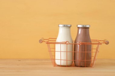 süt ve çikolata sepeti ahşap masa ve pastel arka plan görüntüsü. Sembolleri Yahudi tatil - Shavuot.