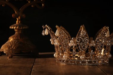 güzel Kraliçe/kral taç düşük anahtar görüntüsü. fantezi Ortaçağ dönemi. Seçici odak.