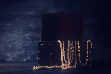 Gizemli açılan eski ahşap hazine sandığı ışık görüntüsü. Bir macera ve fantezi Ortaçağ dönemi. Seçici odak.