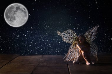 büyülü küçük peri eski ahşap katta oturan görüntüsünü.