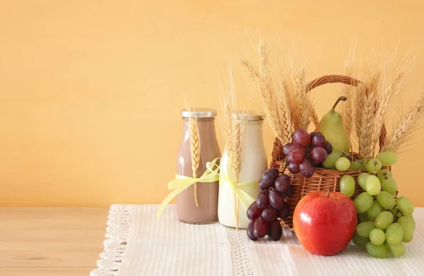 Süt ve meyve ahşap masa üzerinde görüntü. Sembolleri Yahudi tatil - Shavuot. — Stok fotoğraf