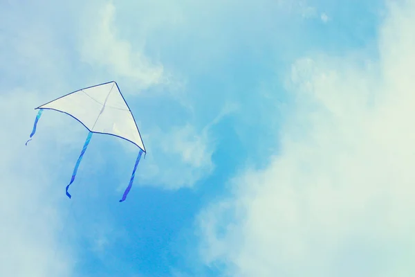 Pipa Colorida Voando Céu Azul Através Das Nuvens — Fotografia de Stock