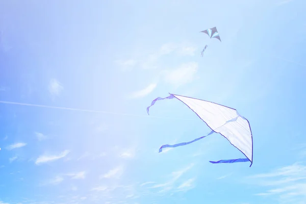 雲の切れ間から青空にカラフルな凧 — ストック写真