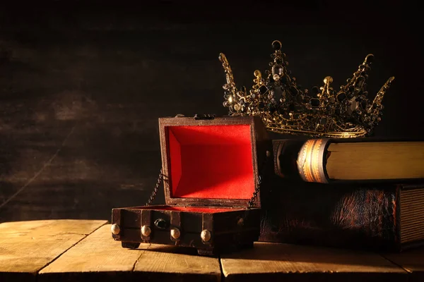 Lage belangrijke beeld van prachtige queen/king kroon. fantasie middeleeuwse periode. Selectieve aandacht. — Stockfoto