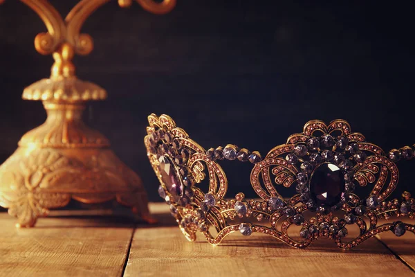 Güzel Kraliçe/kral taç düşük anahtar görüntüsü. fantezi Ortaçağ dönemi. Seçici odak. — Stok fotoğraf