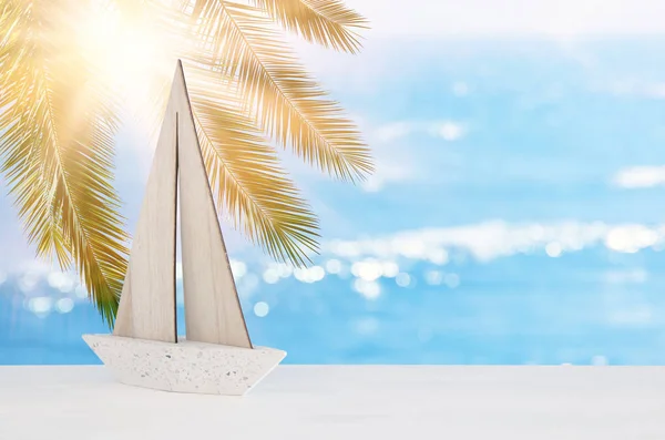 Concepto náutico con barco blanco sobre fondo de paisaje marino tropical . — Foto de Stock